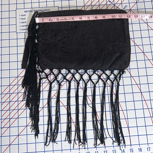 That’s iT wristlet with cut out star flower pattern - Picture 5 of 8